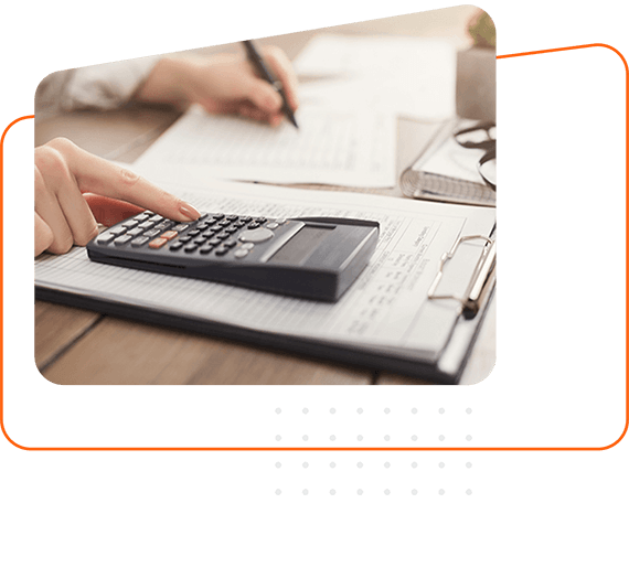 Mujer usando una calculadora